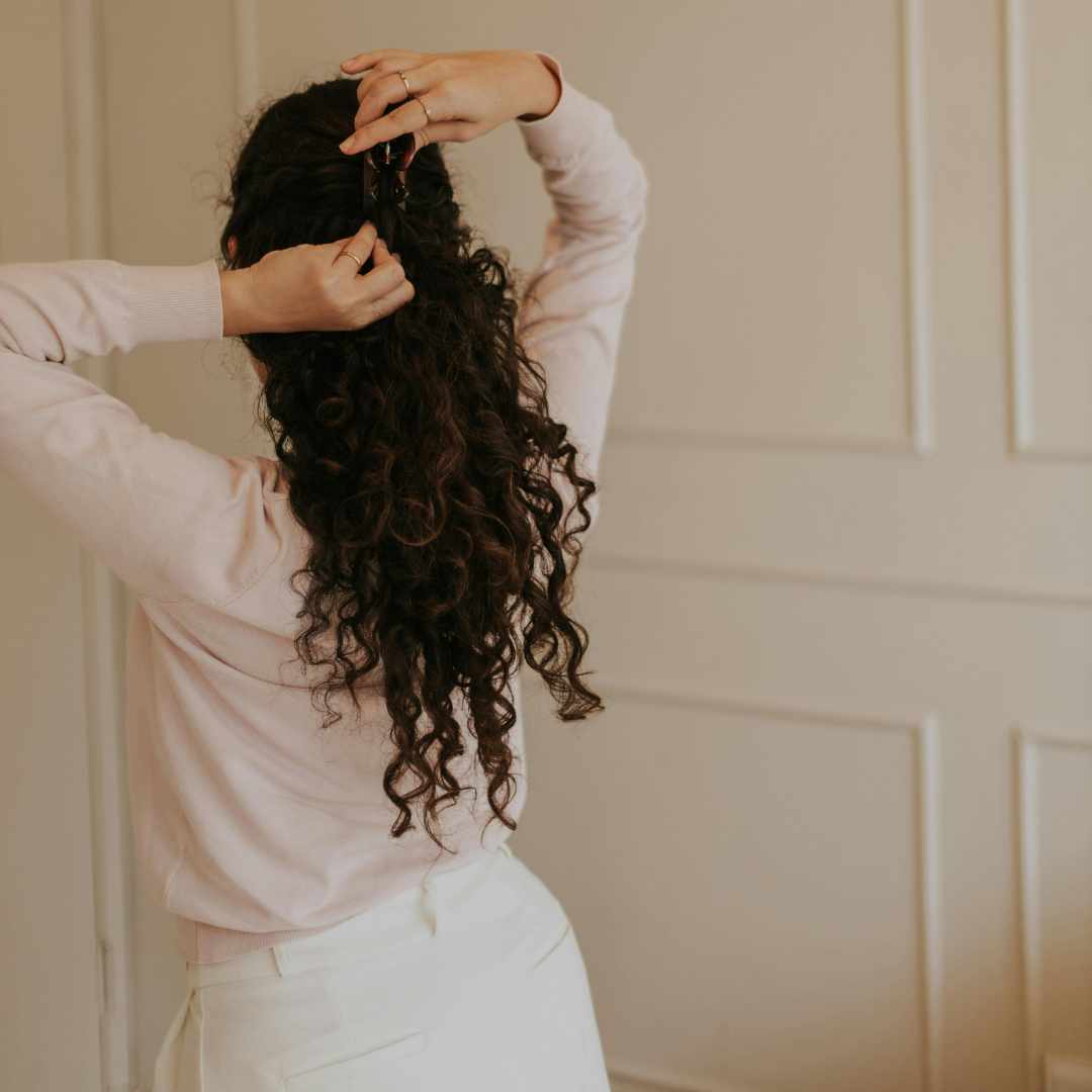 Fugt til krøllet hår