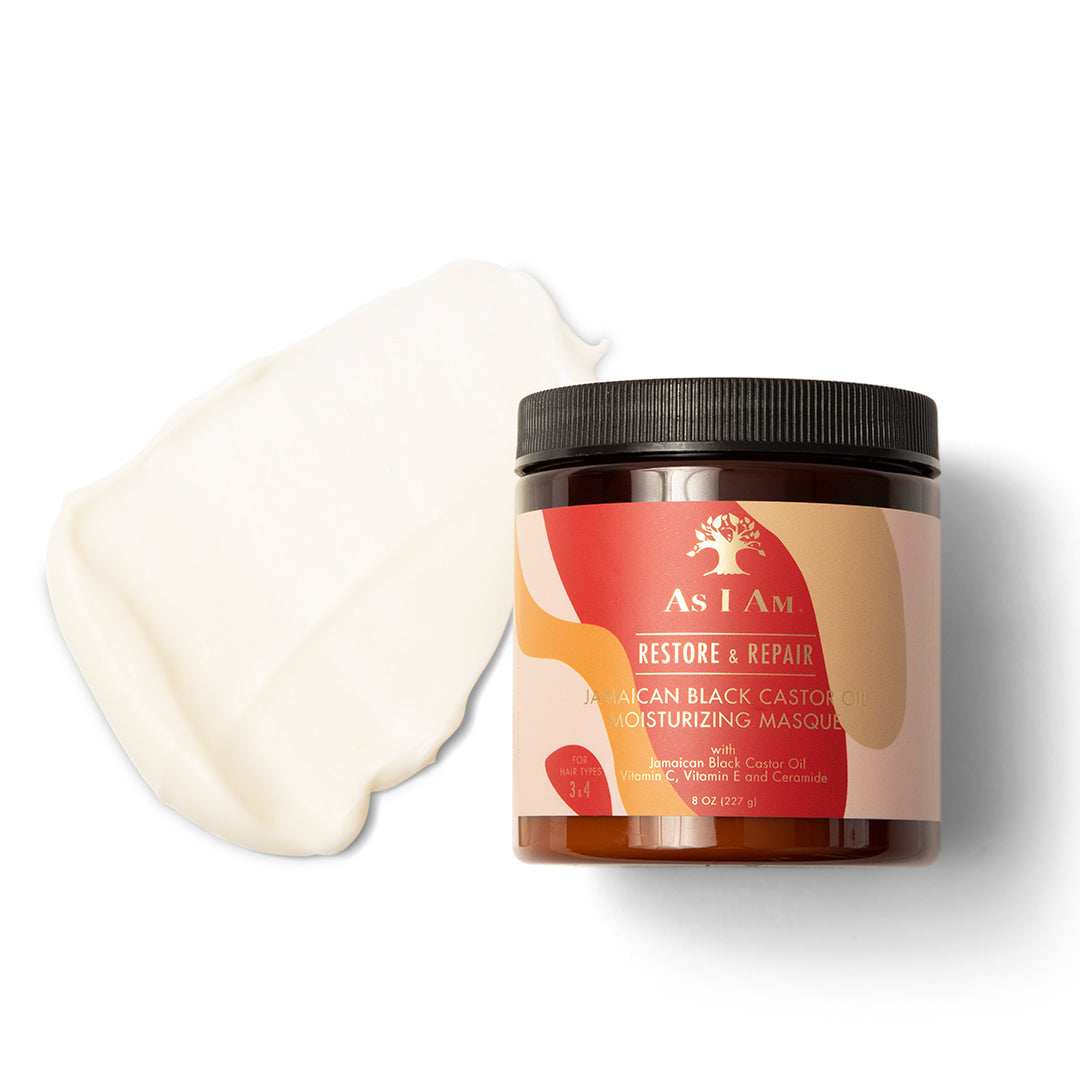 As I Am Jamaican Black Castor Oil Moisturizing Masque (227 g) med en klat af den hvide, cremede maske ved siden af. Etiketten er lyserød og beige og viser produktnavnet og en kort beskrivelse på både engelsk og fransk.