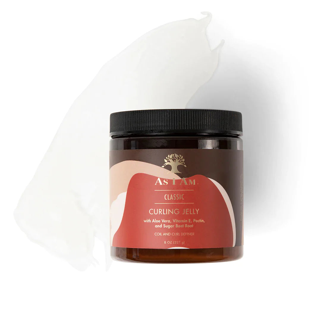 En brun dåse i plast med en etiket står på en hvid baggrund. Indeholder As I Am Curling Jelly og har et billede af et træ på etiketten. Der er en klat af produktet i forgrunden, der viser den geléagtige konsistens