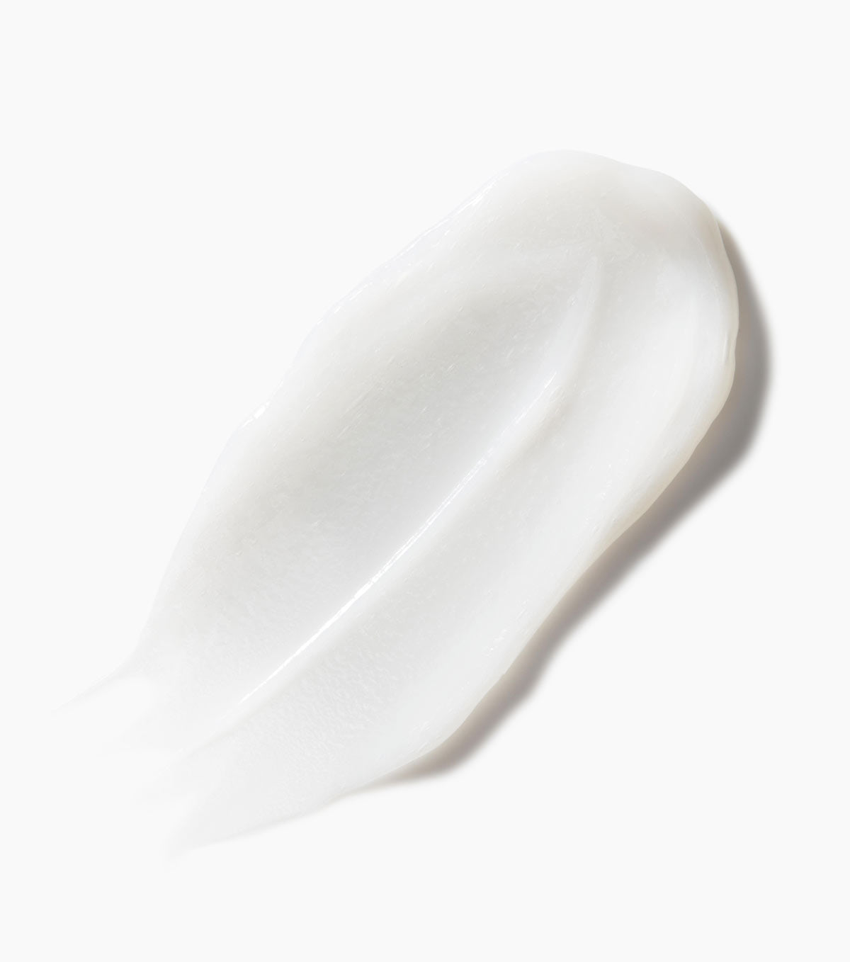 En blød, hvid klat creme mod en ren hvid baggrund. Cremen er fra Not Your Mother's Royal Honey & Kalahari Desert Melon Conditioner.