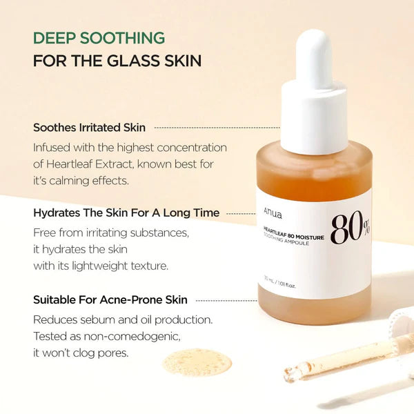 Anua Heartleaf 80 Moisture Soothing Ampoule i brun glasflaske med pipette, står på lyst bord ved siden af serumdråber.