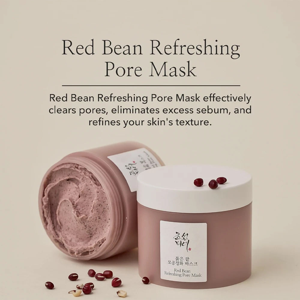 Beauty of Joseon Red Bean Refreshing Pore Mask 140ml med åben og lukket krukke omgivet af røde bønner og produktfordele i baggrunden.