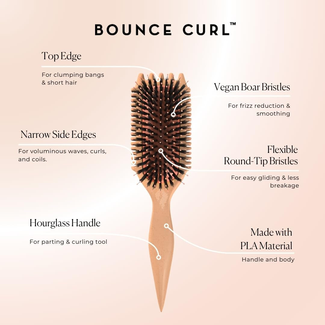Bounce Curl Volume EdgeLift Brush Peach med fleksible børstepigge, timeglas-skaft og veganske børstehår i blød ferskenfarve.
