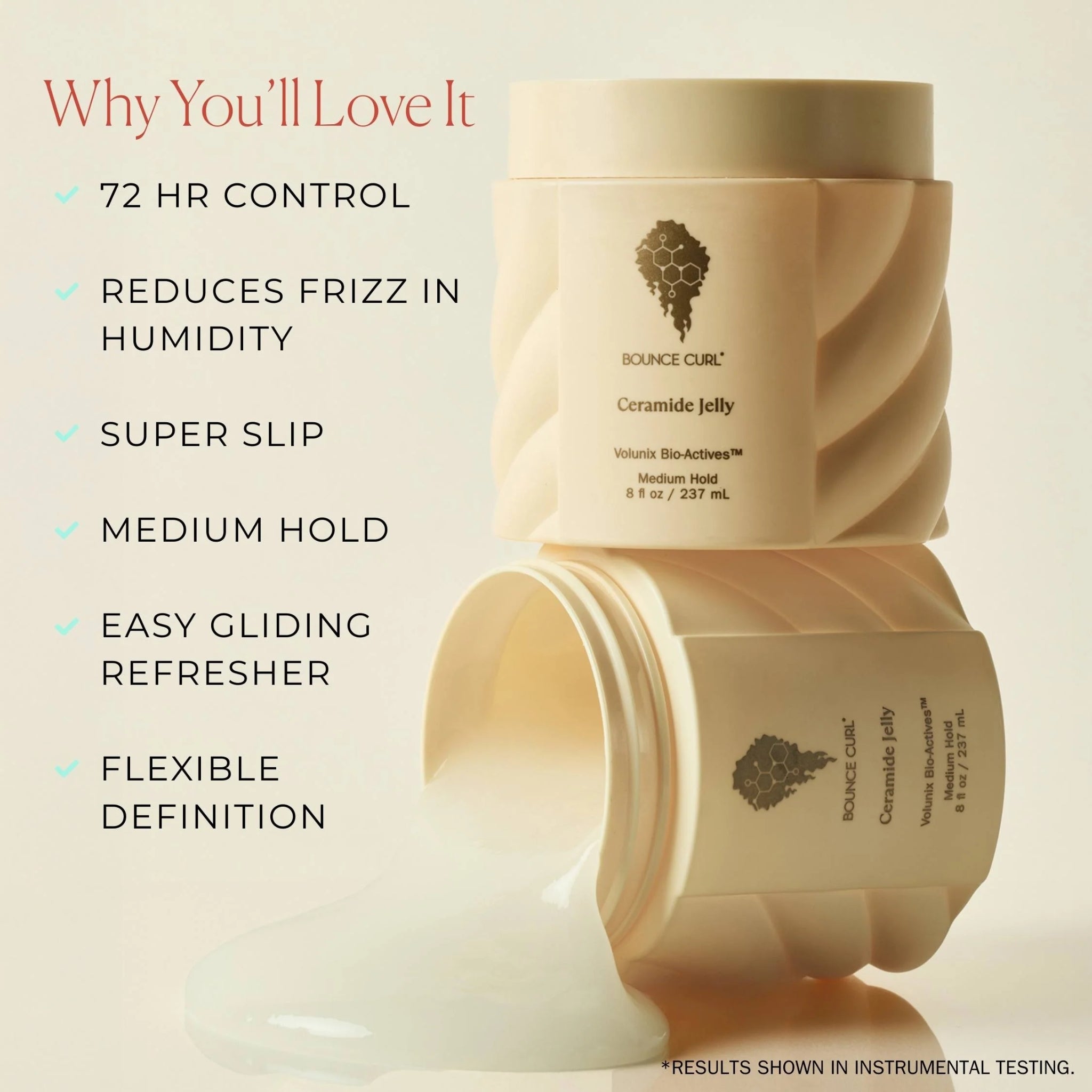 Bounce Curl Ceramide Jelly curl defining gel i beige jar med liste over fordele: 72 hr control, reduces frizz, super slip, medium hold, flexible definition.
