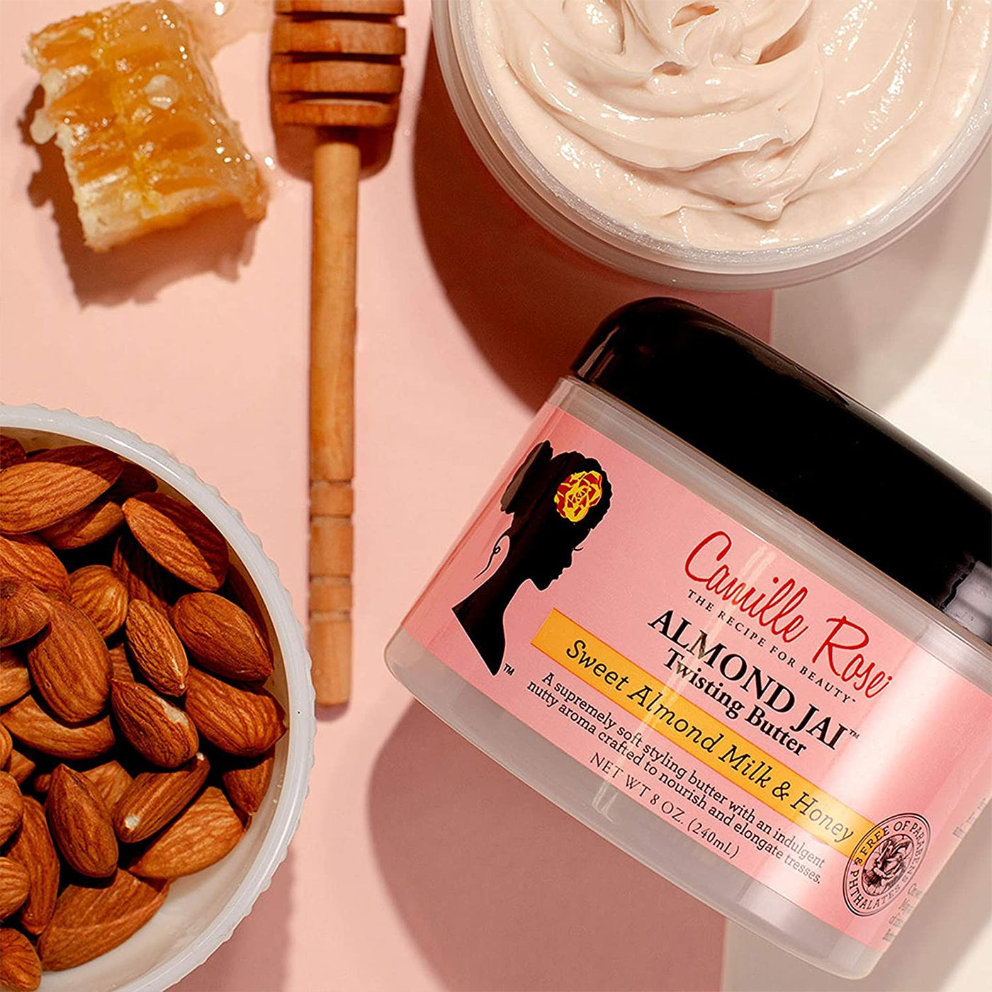 Camille Rose Almond Jai Twisting Butter fremhæves med sine naturlige ingredienser: mandler og honning.