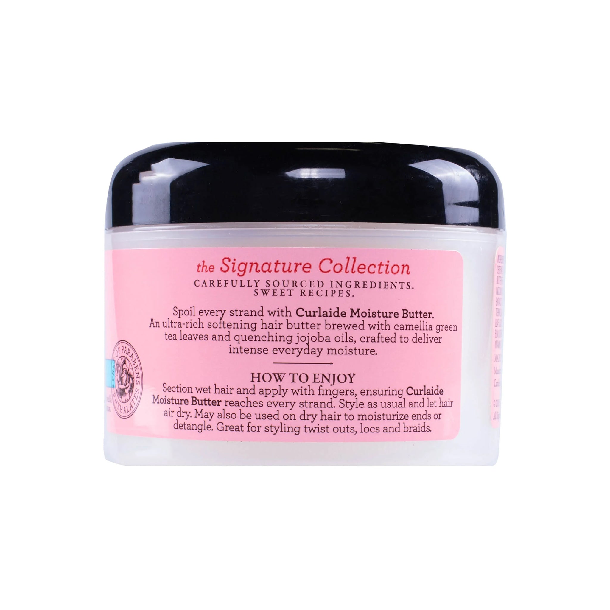 Nærbillede af bagsiden af en klar beholder med Camille Rose Curlaide Moisture Butter, der viser brugsanvisning og ingredienser.