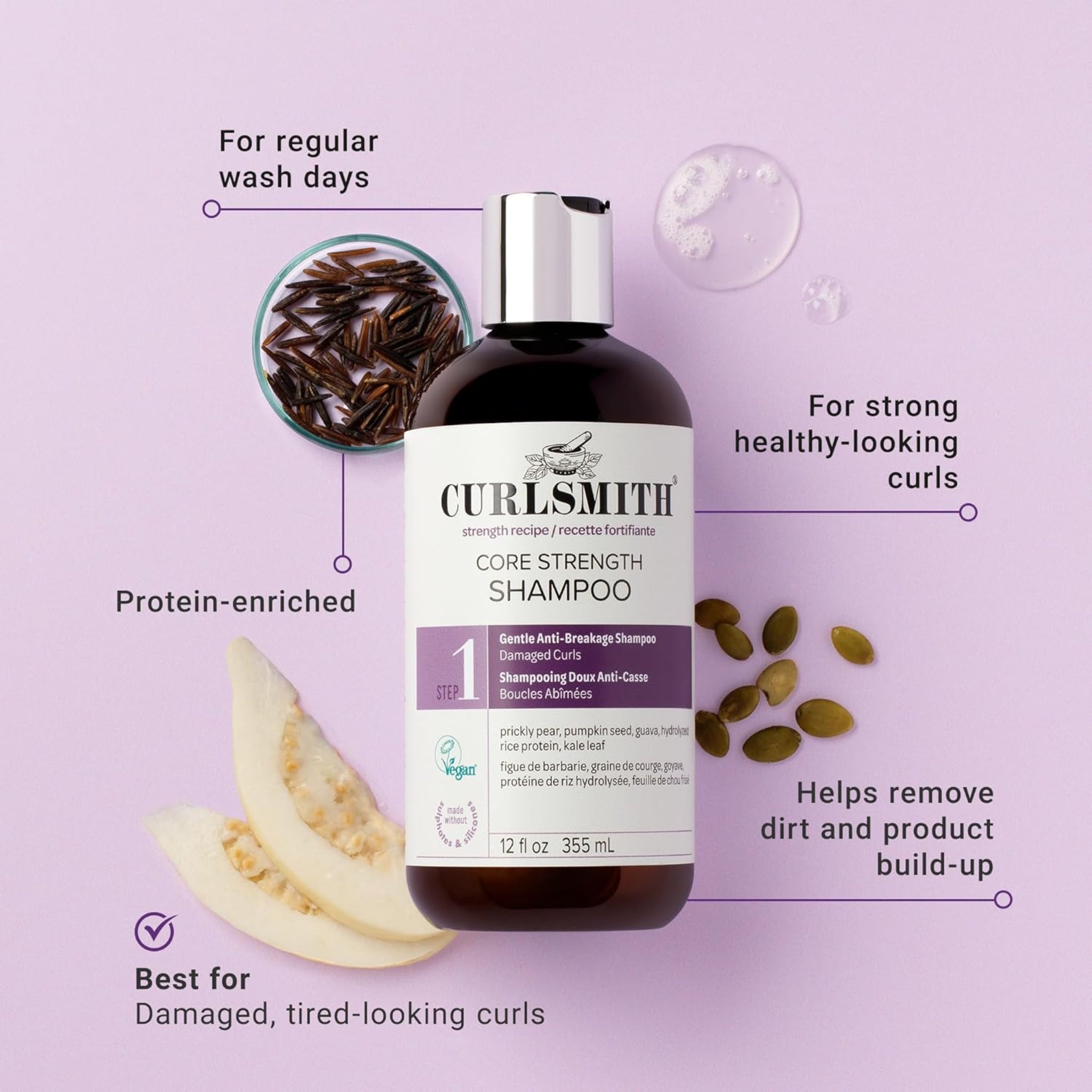 Curlsmith Core Strength Shampoo-flaske med proteinberiget formel, omgivet af vilde rishavre, græskarkerner og melonskiver.