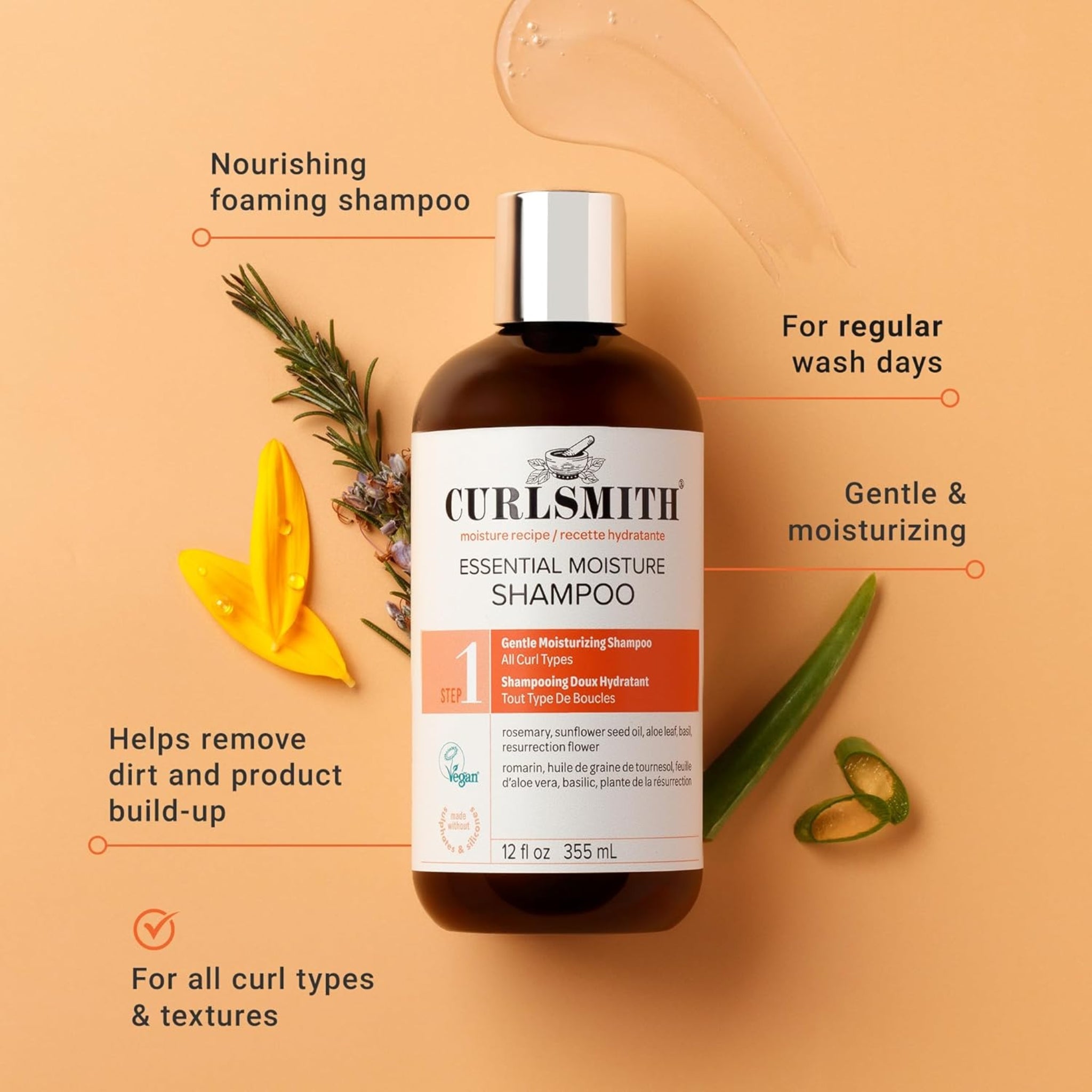 Curlsmith Essential Moisture Shampoo flaske med rosmarin, aloe vera og blomster på lys orange baggrund.