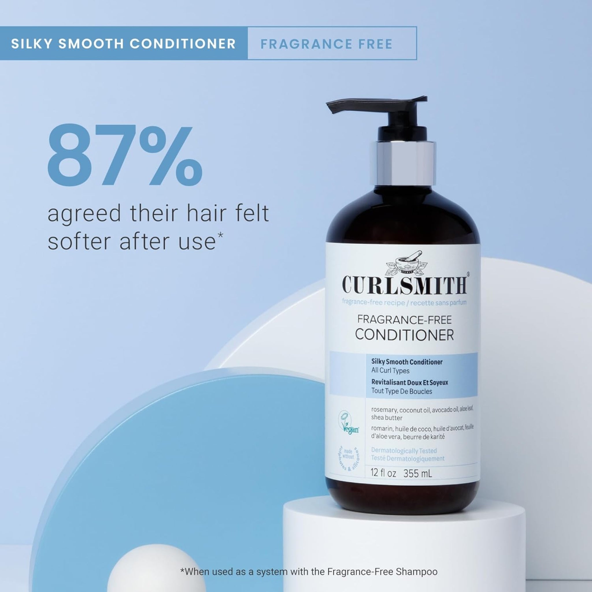 Curlsmith Fragrance-Free Conditioner-flaske på hvid sokkel, blå baggrund med statistik: 87% fik blødere hår.