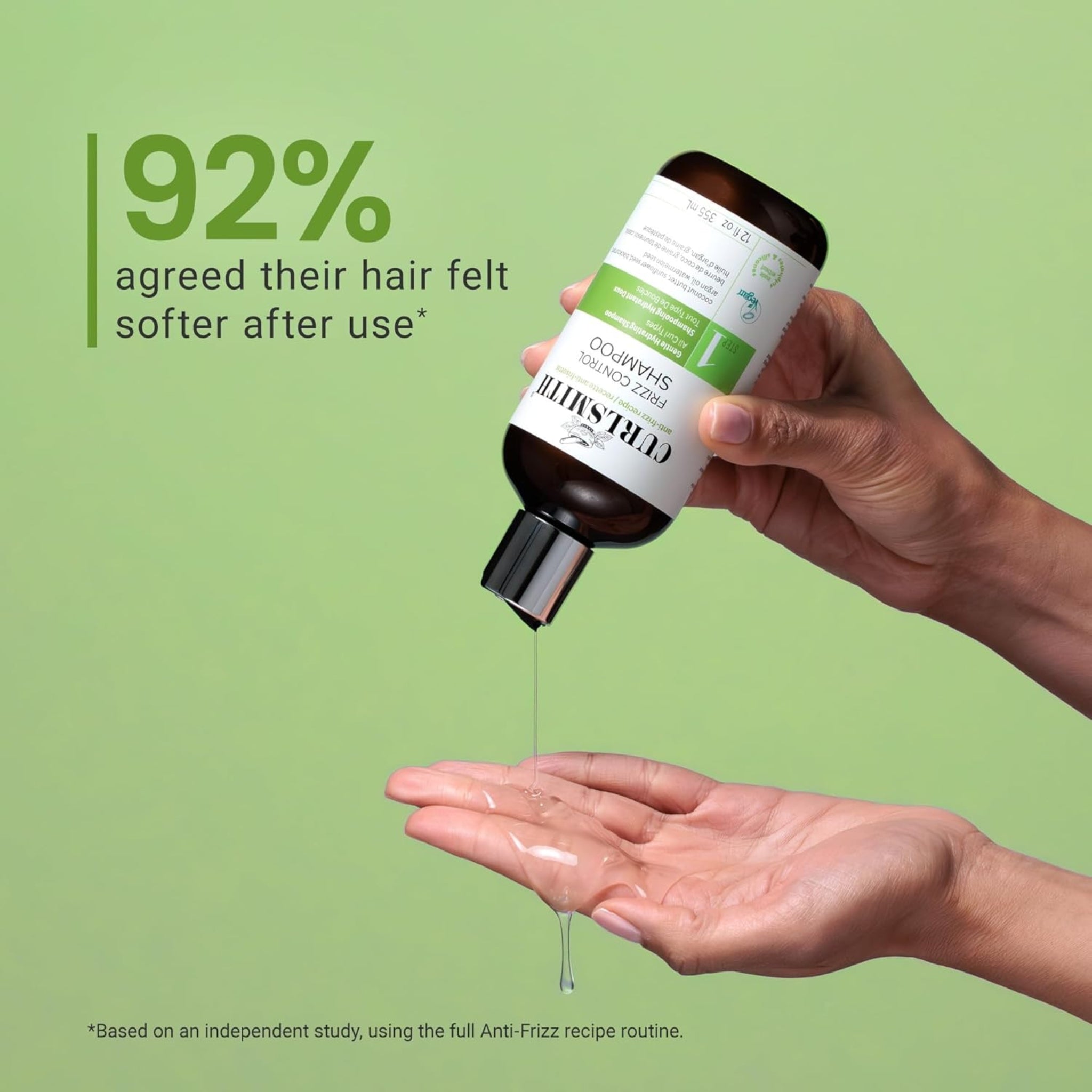 Hånd hælder Curlsmith Frizz Control Shampoo i åben håndflade, 92% oplevede blødere hår.