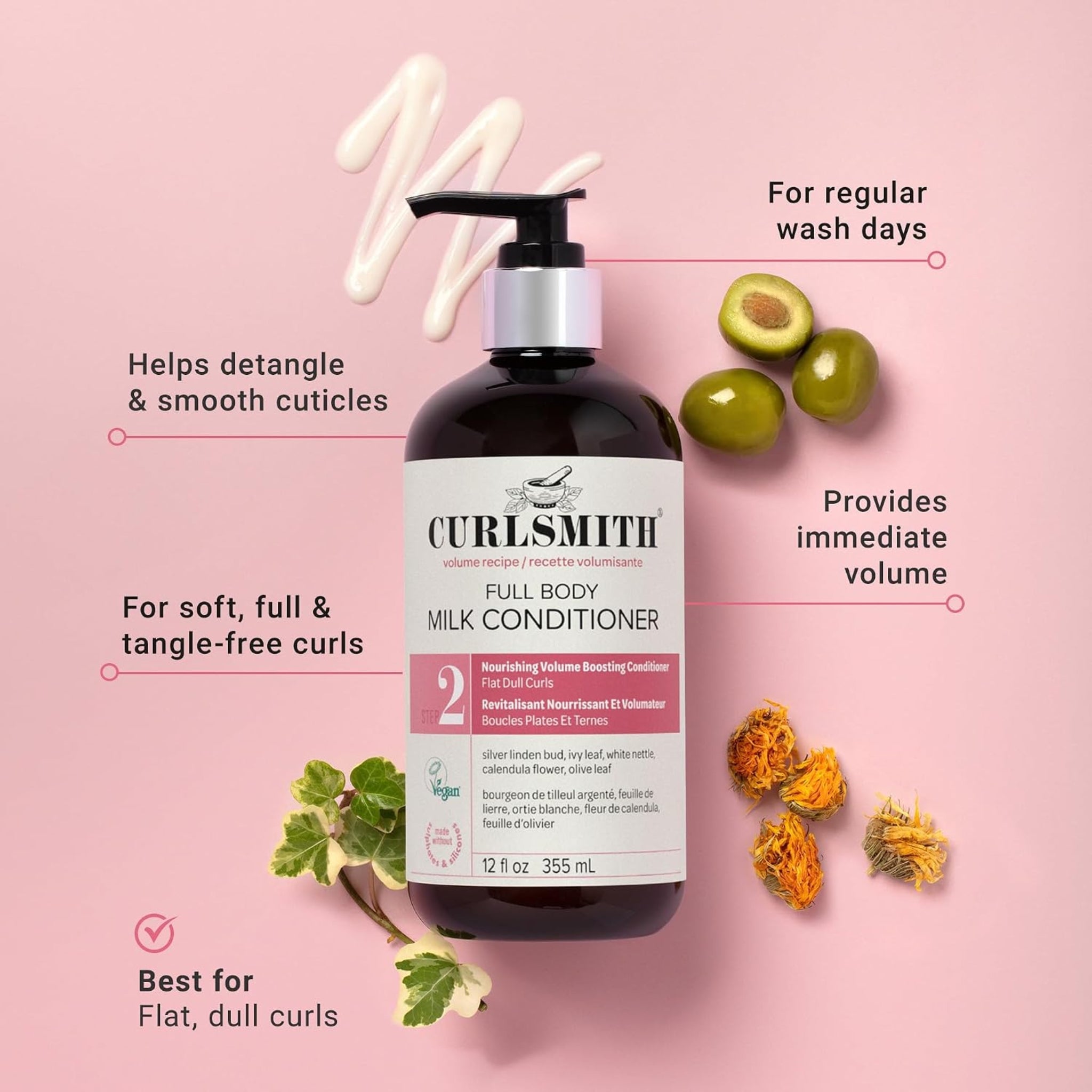 Curlsmith Full Body Milk Conditioner flaske på lyserosa baggrund med oliver, ivyblade og calendulablomster.