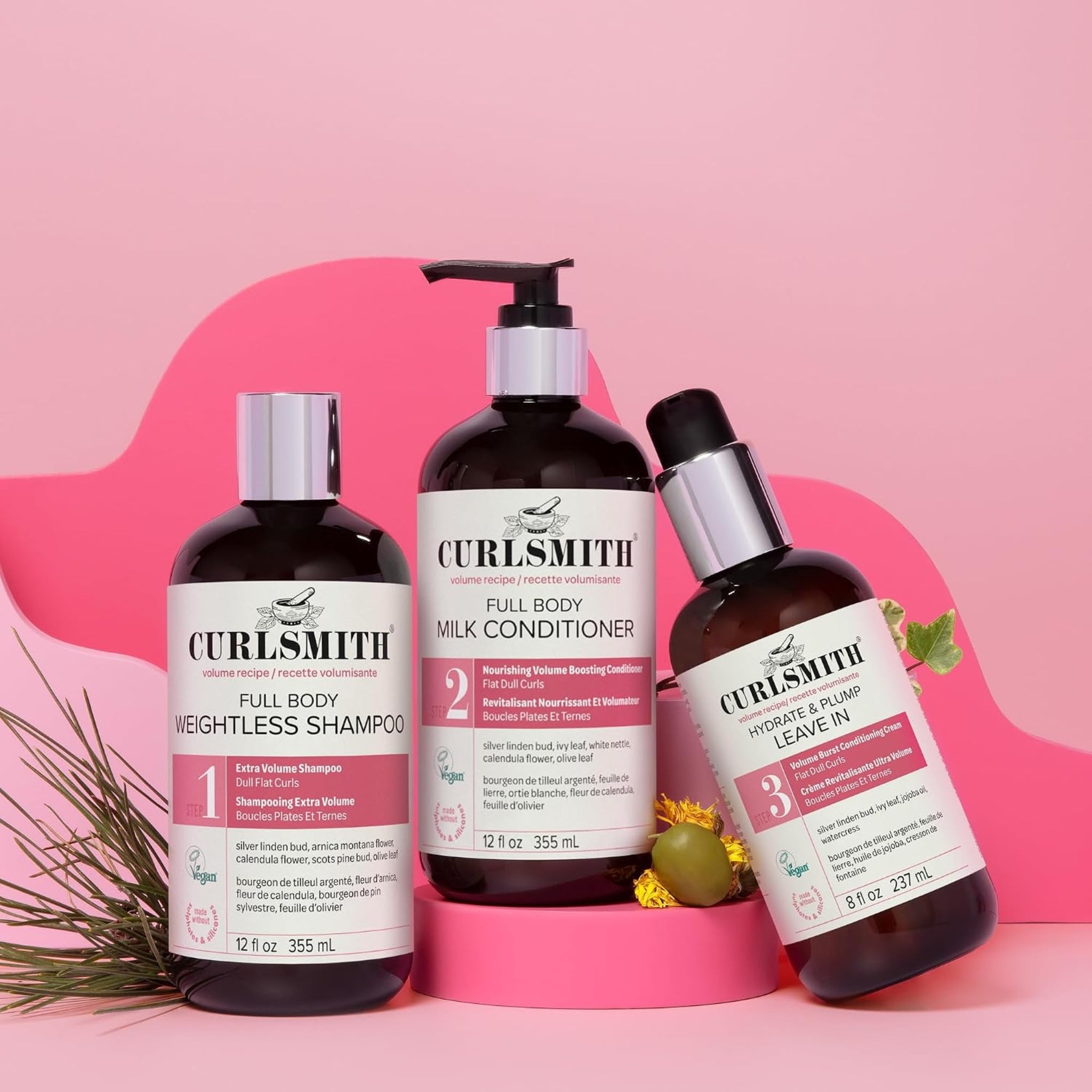 Curlsmith Full Body volumen sæt med shampoo, mælkebalsam og leave-in creme på lyserød baggrund.
