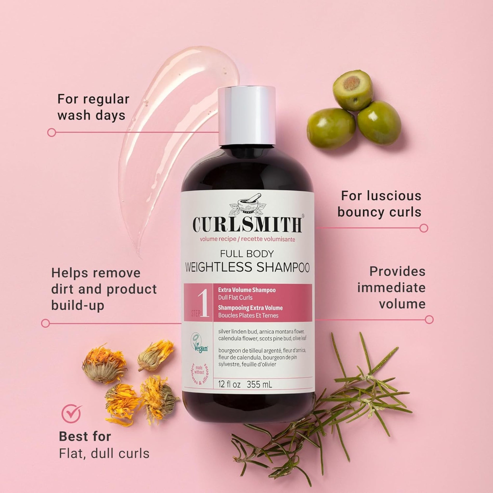 Curlsmith Full Body Weightless Shampoo flaske på lyserød baggrund med oliven, ringblomster og rosmarin.