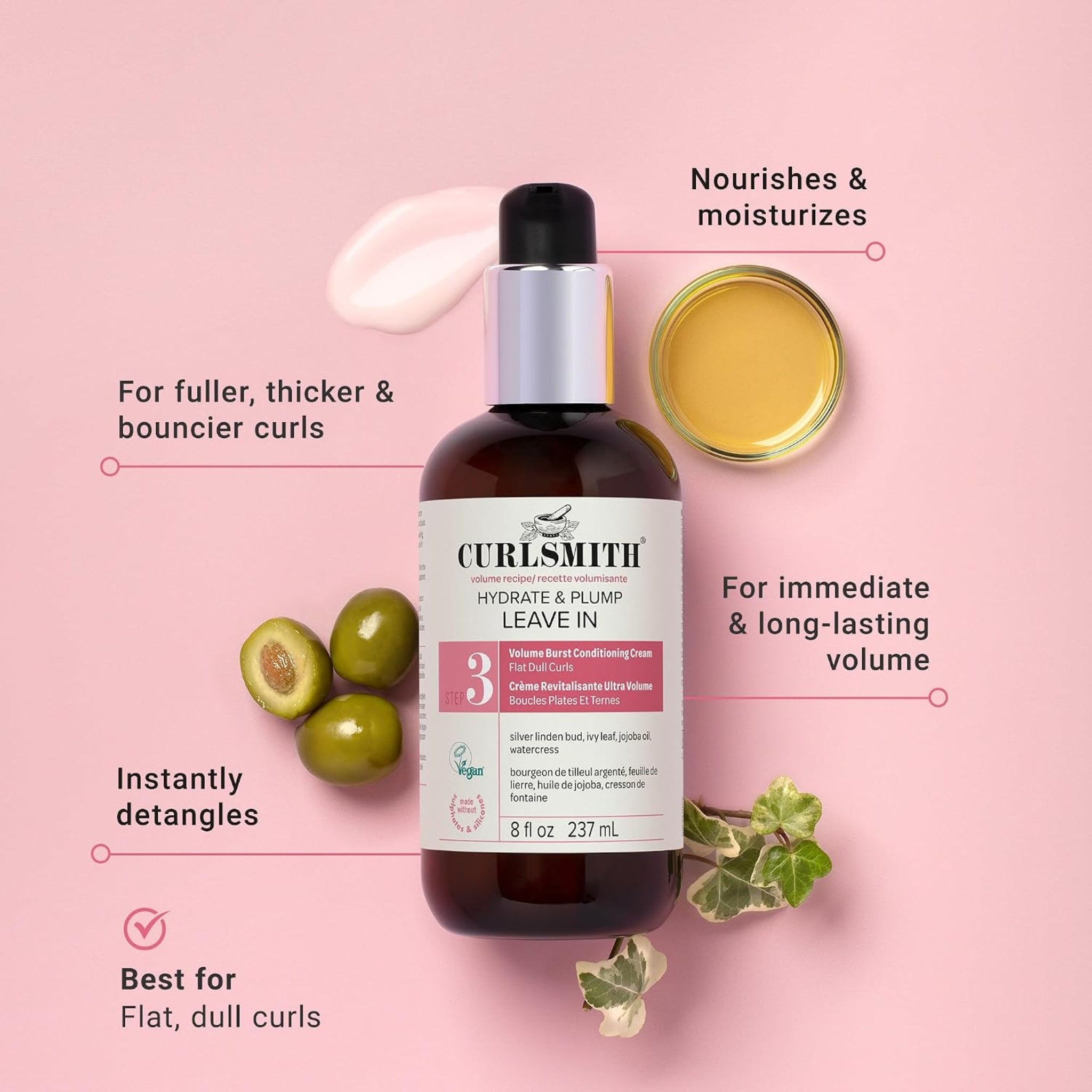 Curlsmith Hydrate & Plump Leave In flaske med oliver, ivy-blade og gylden olie på lyserød baggrund.