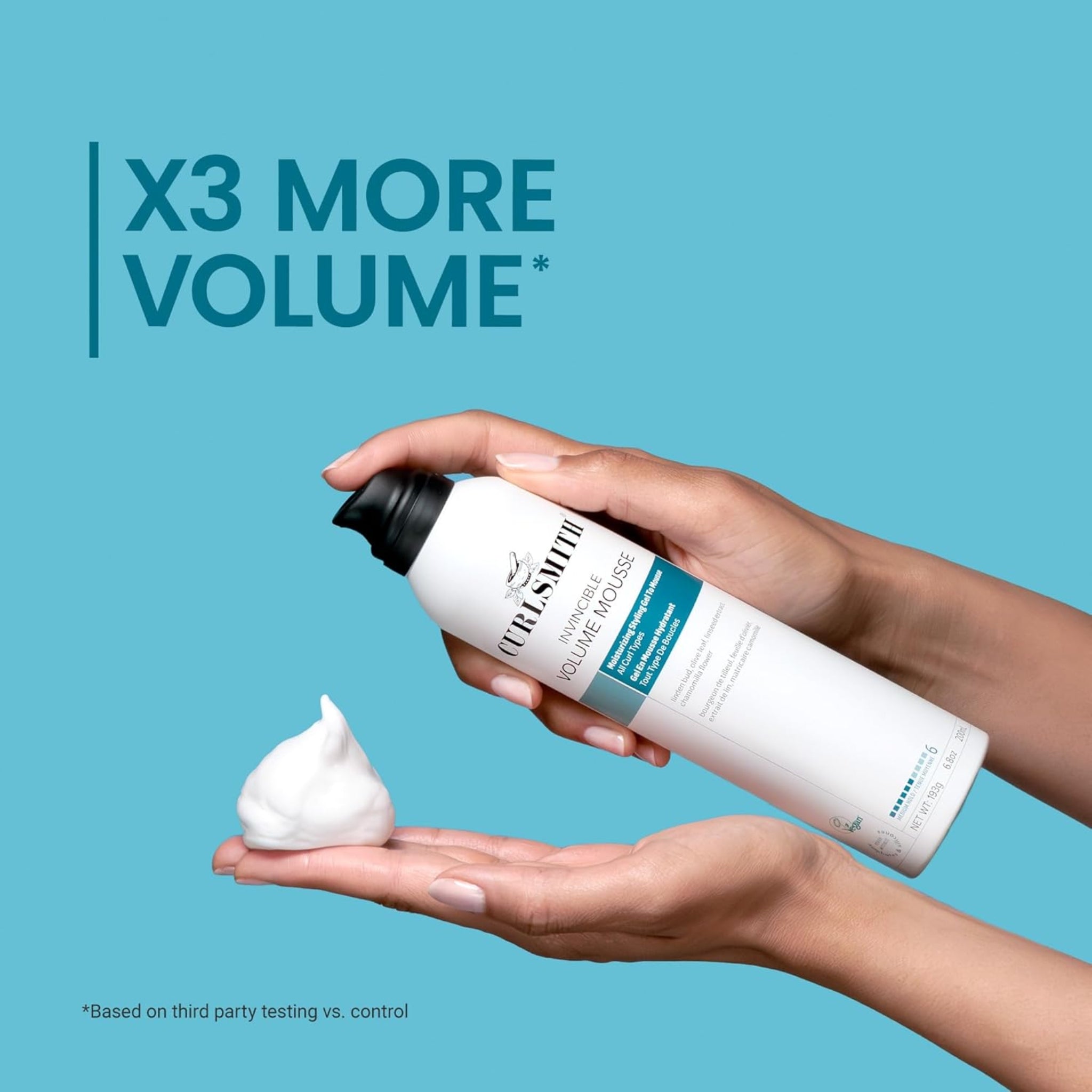 Hånd holder Curlsmith Invincible Volume Mousse og presser hvid skum ud i den anden hånd, tekst 'X3 More Volume'.