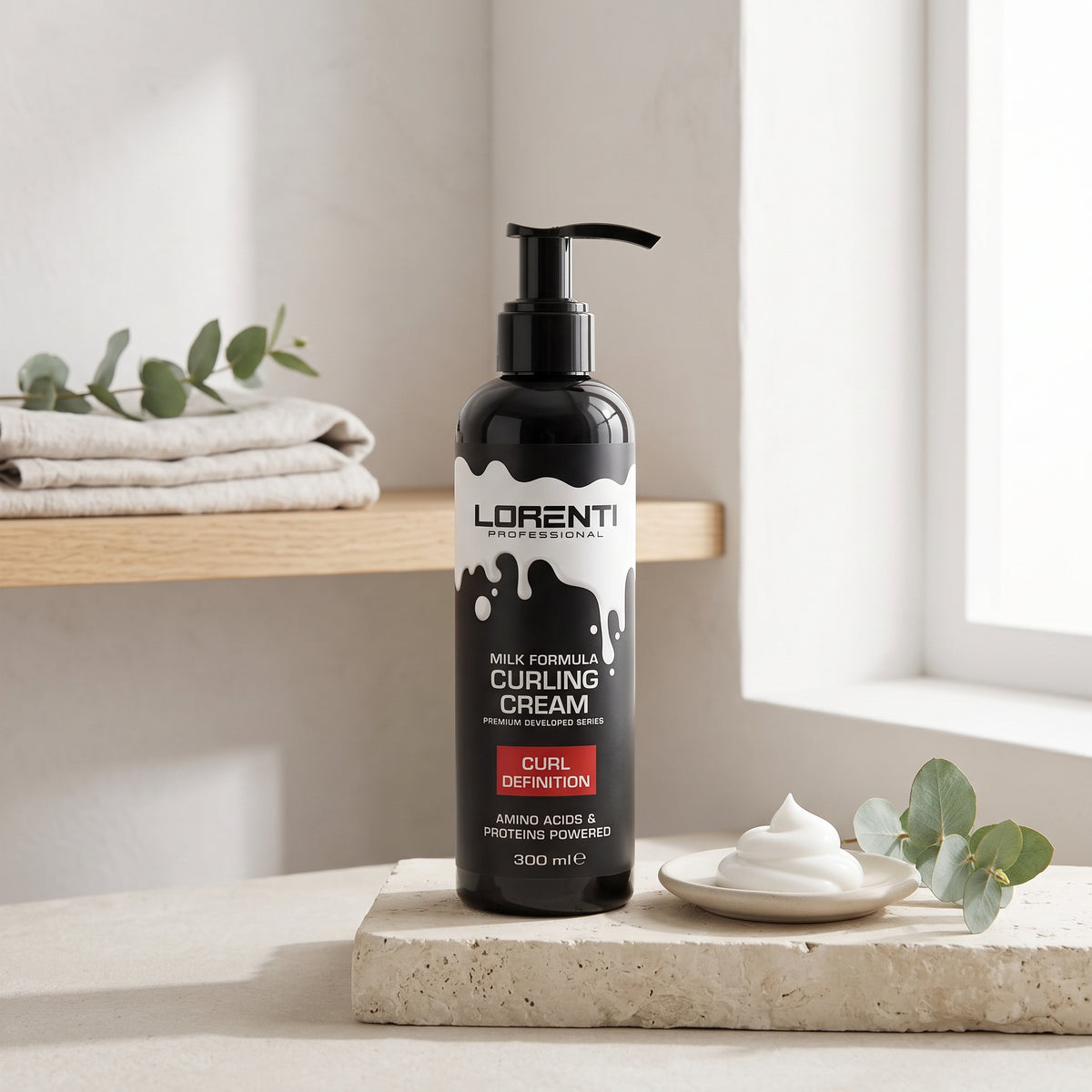 Lorenti Professional Curling Cream pumpeflaske i sort/hvid på badeværelseshylde med eukalyptus og cremet hårskum.