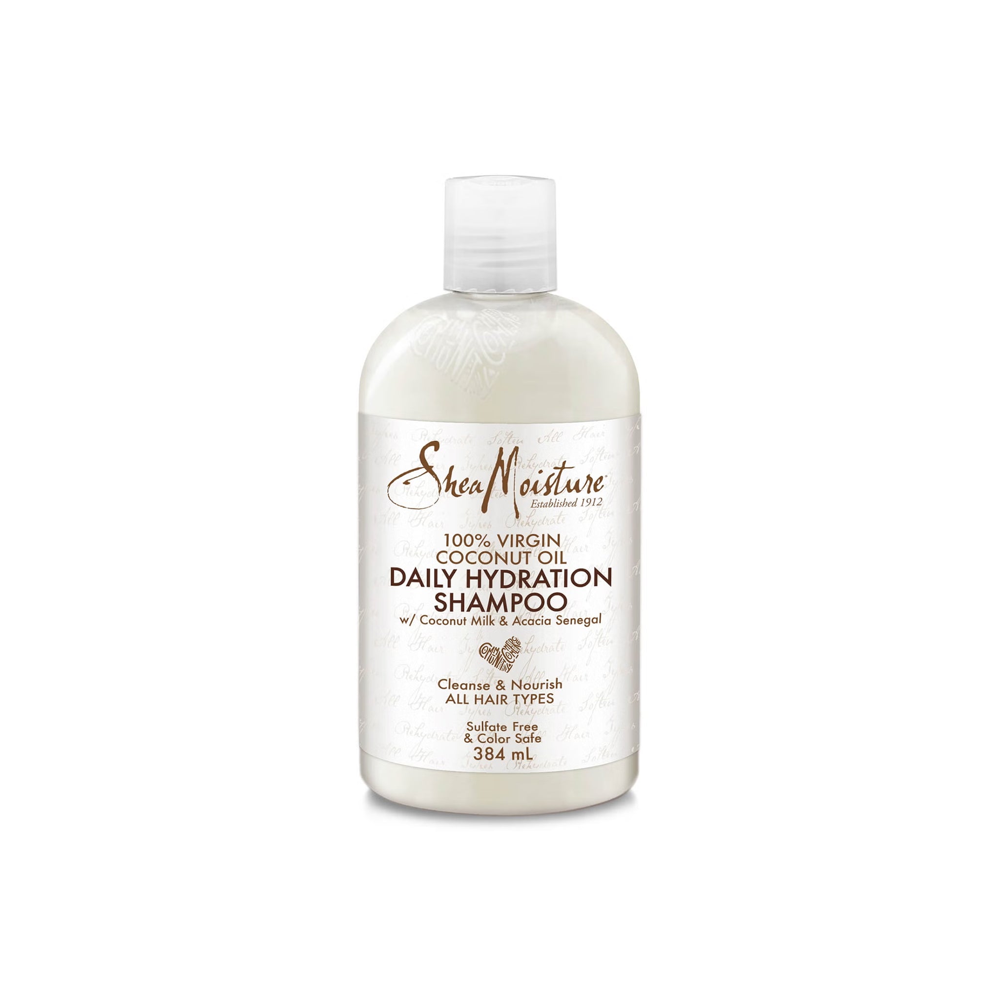 En hvid plastikflaske med en hvid etikette. Produktet er Shea Moisture 100% Virgin Coconut Oil Daily Hydration Shampoo, 384ml. Shampooen er sulfatfri og farvebeskyttende, og den er velegnet til alle hårtyper.