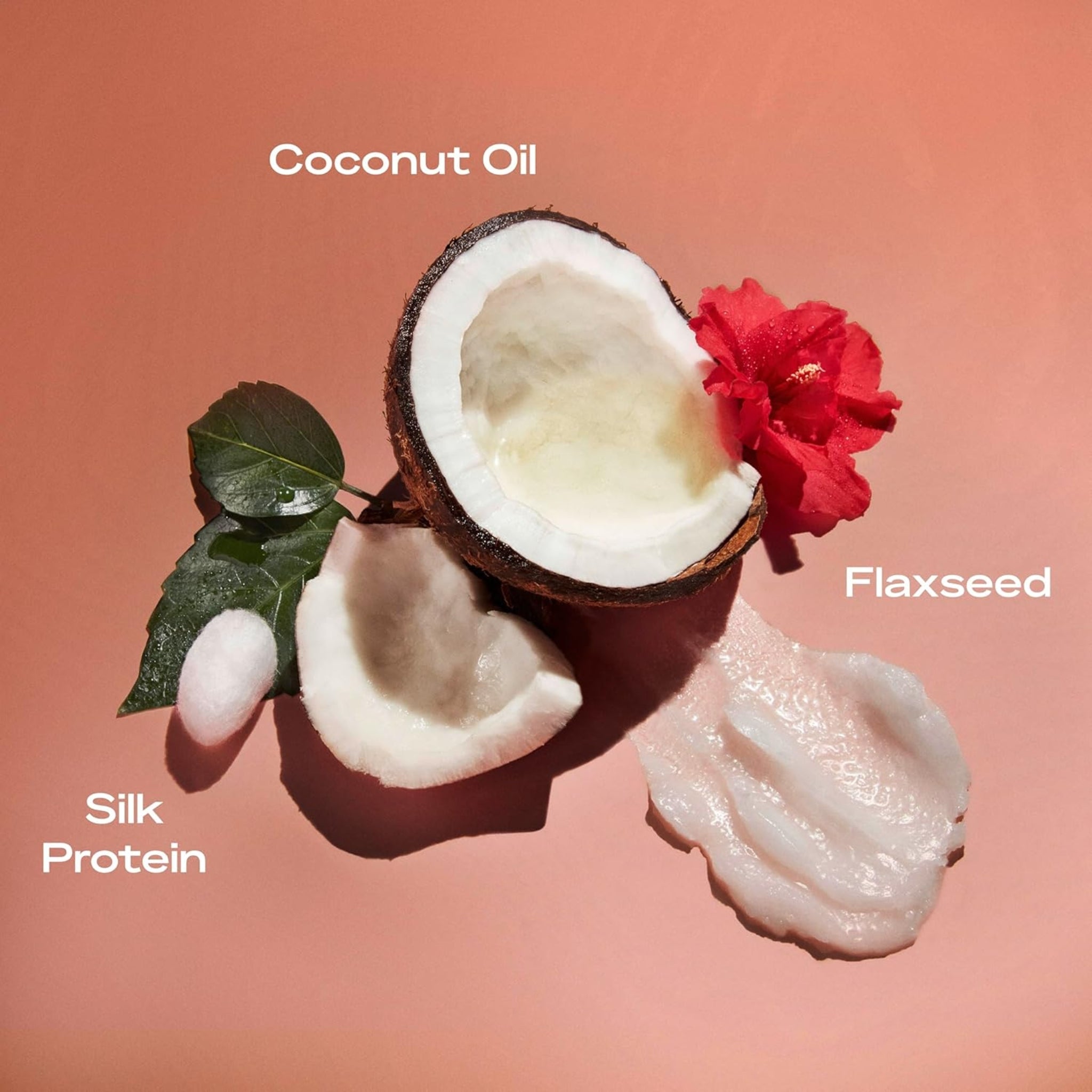Kokosnød, hibiscusblomst og bomuld illustrerer ingredienserne kokosolie, hørfrø og silkeprotein på lyserød baggrund.