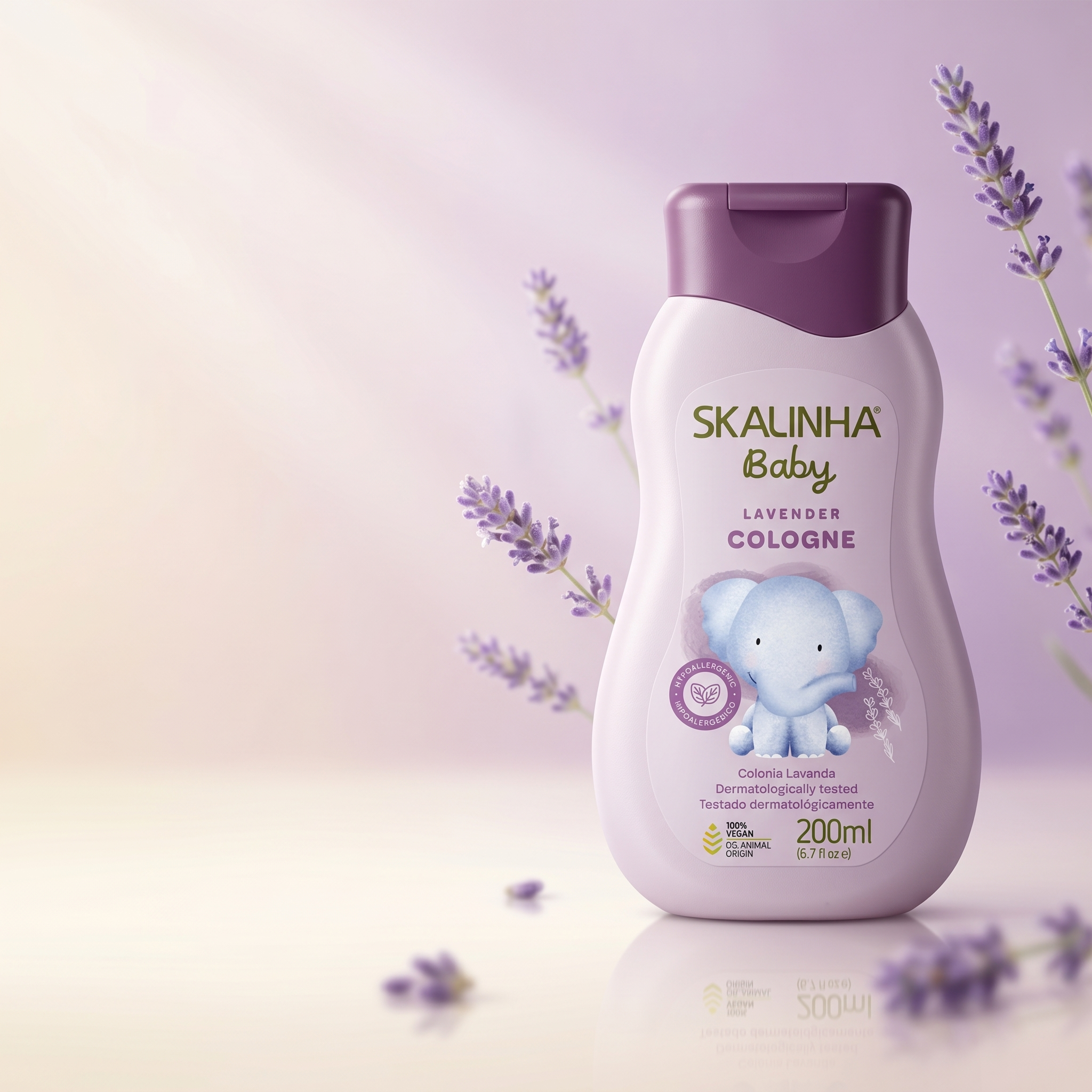 Skalinha Baby Lavender Cologne 200ml flaske med babyelefant omgivet af friske lavendelblomster.