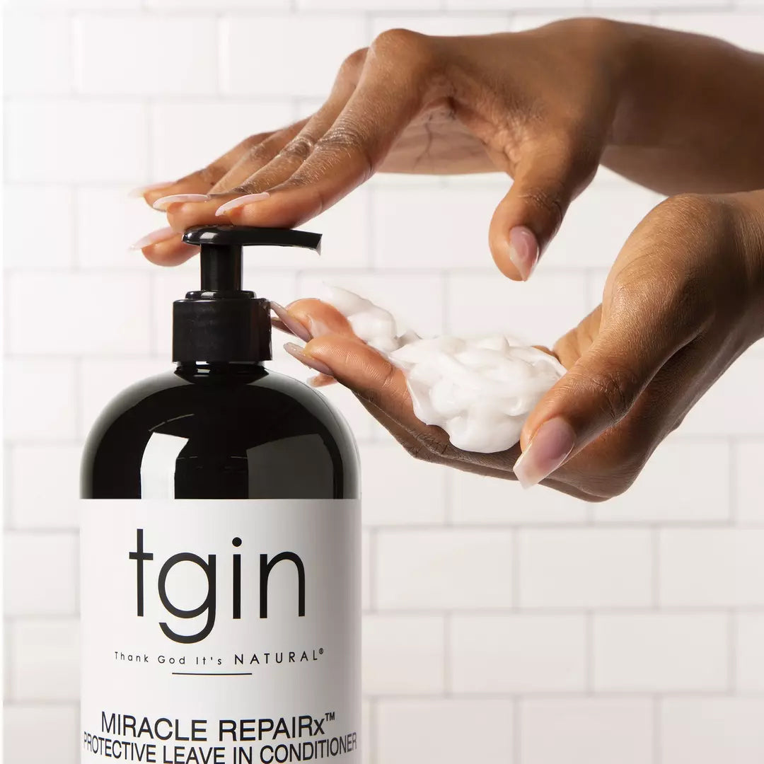 TGIN Miracle Repairx Protective Leave-In Conditioner 946ml i sort pumpeflaske, hvor hænder dispenserer den cremede conditioner.